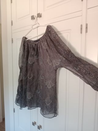 Blusa transparente barroca gris
