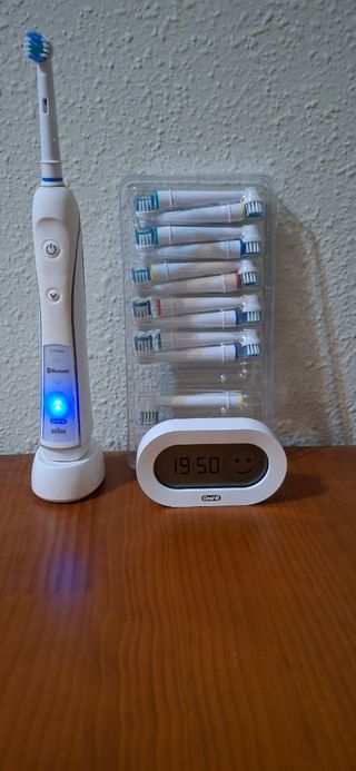 Cepillo eléctrico Oral-B + 11 recambios.