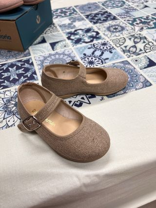 Zapatillas Doña Carmen beige niña