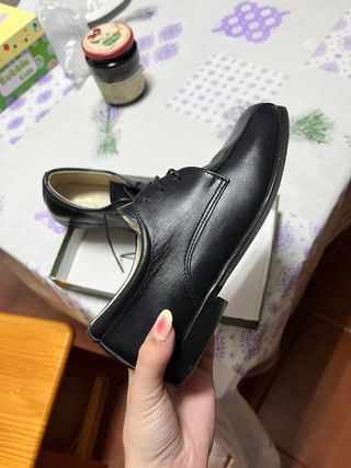 Zapatos negros para niño