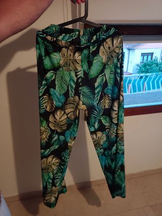 Pantalones estampados hojas verdes