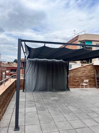 Pérgola  gris 4x3m con cortinas laterales. Toldo.