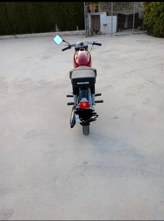Moto clásica roja