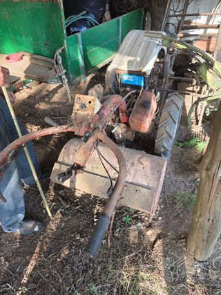 Motocultor antiguo con remolque
