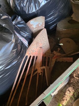 Motocultor antiguo con remolque