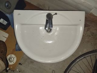 Lavabo medio lavabo pequeño