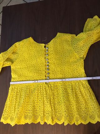 Blusa gialla traforata