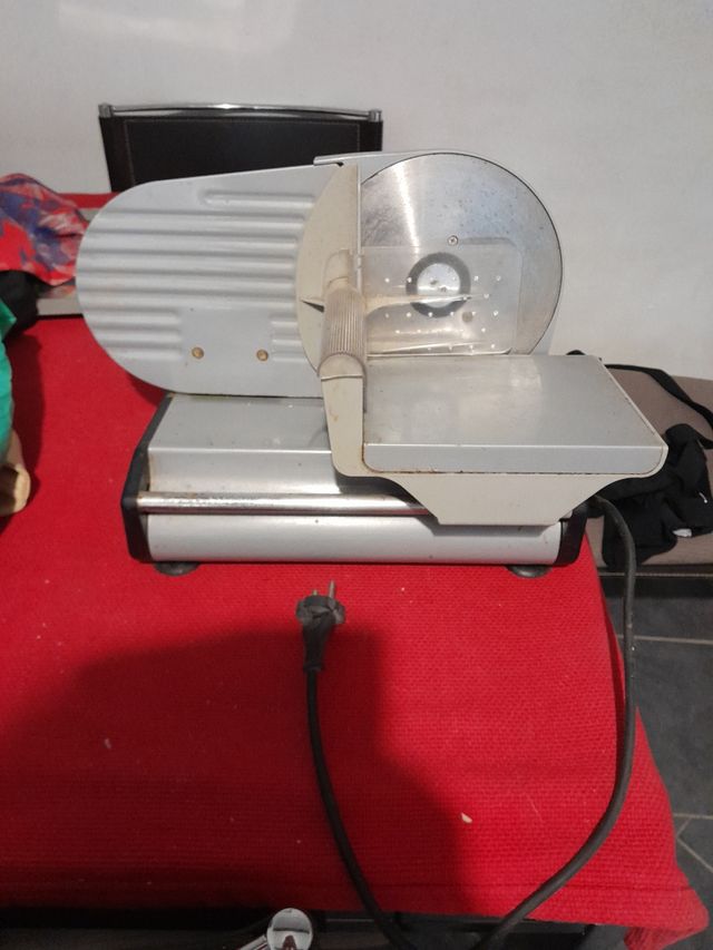 Affettatrice usata funzionante