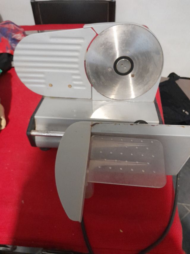 Affettatrice usata funzionante