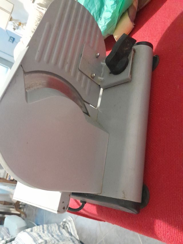 Affettatrice usata funzionante