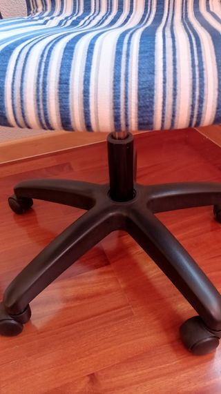 Silla escritorio oficina rayas azul blanco.