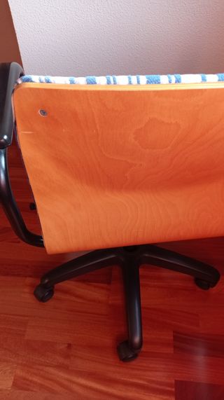 Silla escritorio oficina rayas azul blanco.