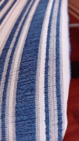 Silla escritorio oficina rayas azul blanco.