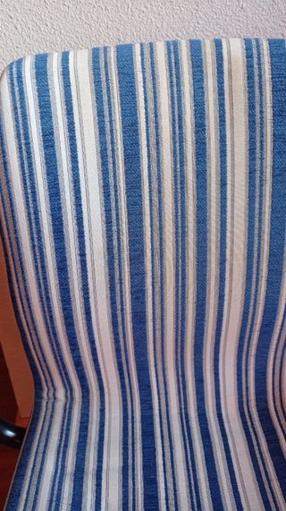 Silla escritorio oficina rayas azul blanco.