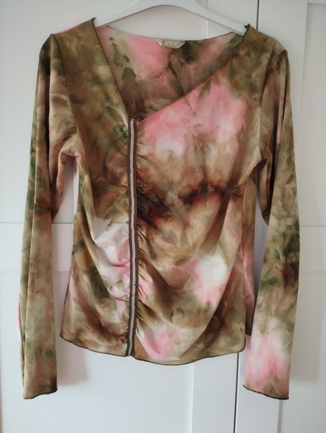 Camiseta tie dye verde oliva y rosa