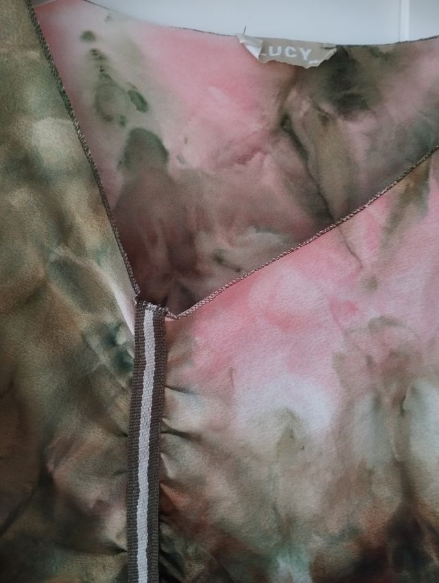 Camiseta tie dye verde oliva y rosa