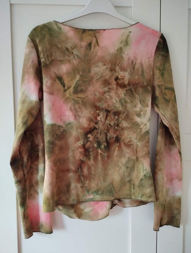 Camiseta tie dye verde oliva y rosa