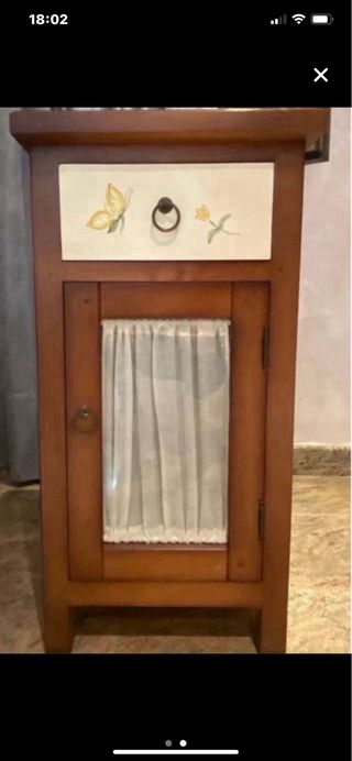 Armario y mesita de noche de madera