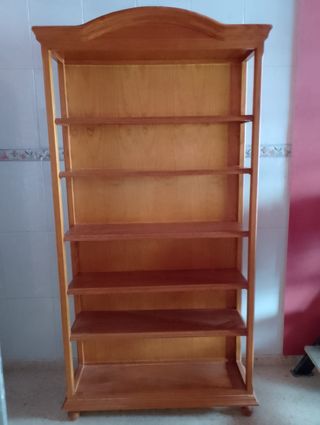 Librería de madera marrón