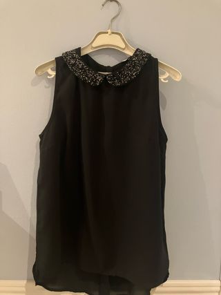 Blusa negra semitransparente con pedrería