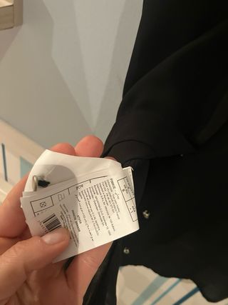 Blusa negra semitransparente con pedrería