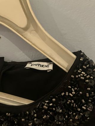 Blusa negra semitransparente con pedrería