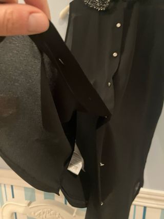 Blusa negra semitransparente con pedrería