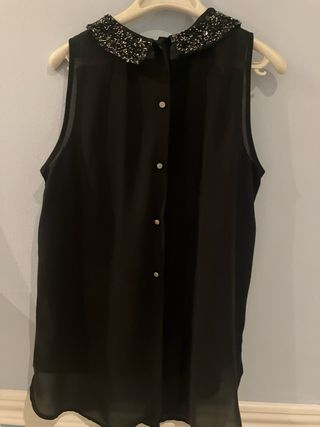 Blusa negra semitransparente con pedrería