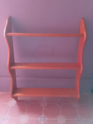 Estantería de madera marrón