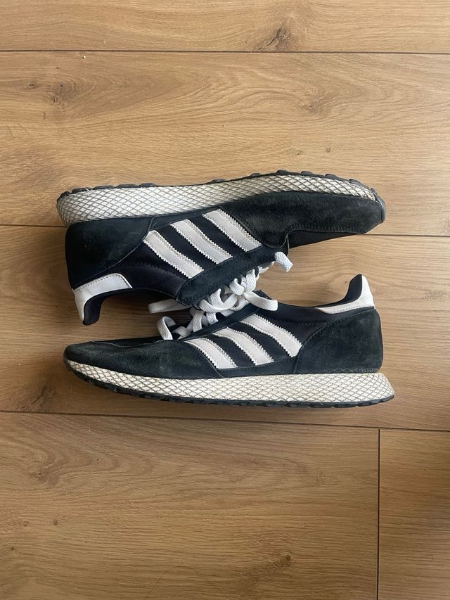 Zapatillas Adidas Negras y Blancas escucho ofertas