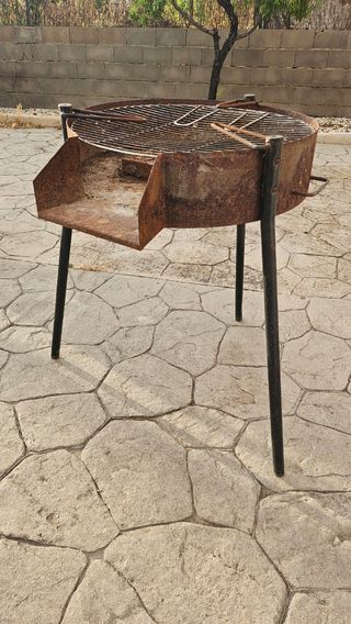 Barbacoa redonda de metal