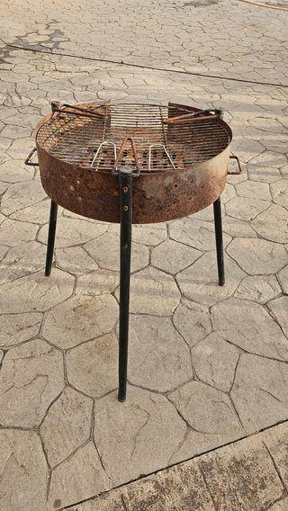 Barbacoa redonda de metal