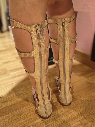 Sandalias romanas doradas