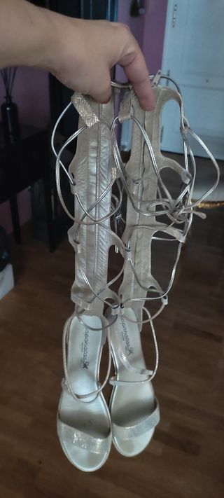 Sandalias romanas doradas