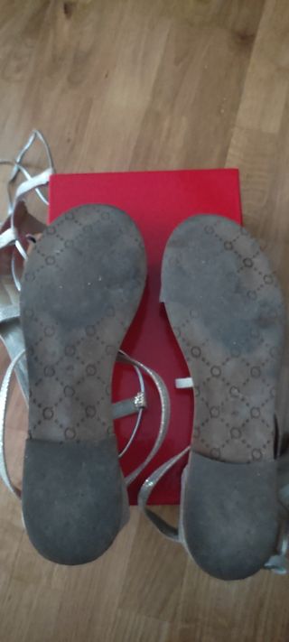 Sandalias romanas doradas