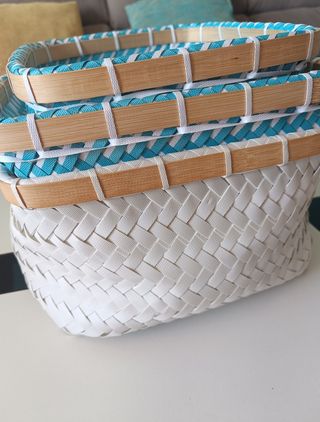 3 cestas de mimbre: blanco y azul