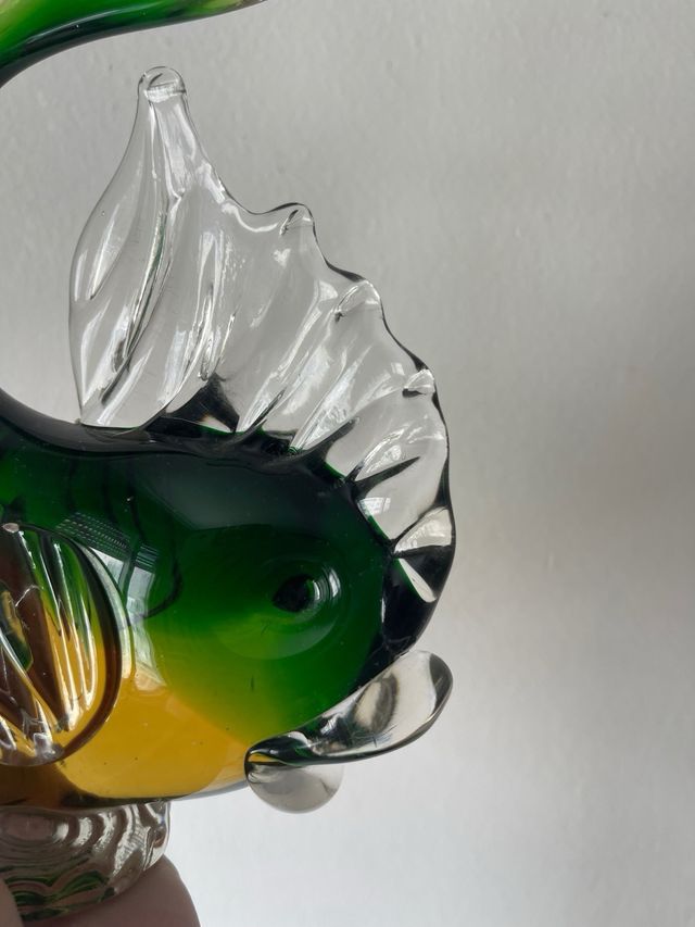 Figura di pesce in vetro verde