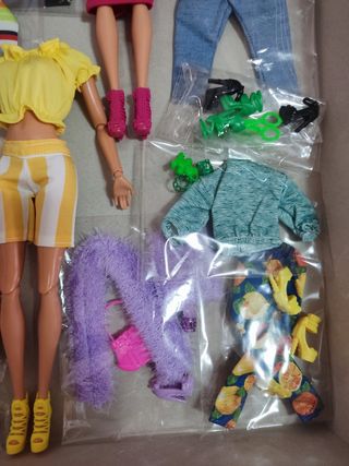 Lote para  Barbie: 12 bolsitas ,Nuevos ropa y acce