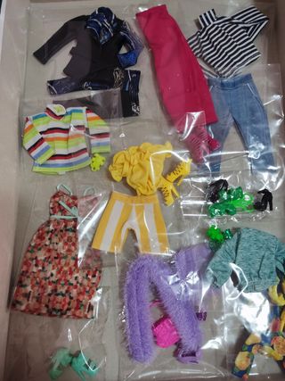 Lote para  Barbie: 12 bolsitas ,Nuevos ropa y acce