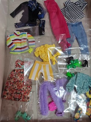 Lote para  Barbie: 12 bolsitas ,Nuevos ropa y acce