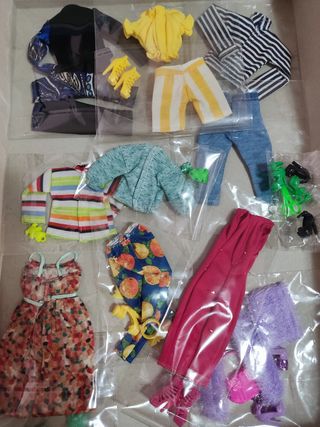 Lote para  Barbie: 12 bolsitas ,Nuevos ropa y acce
