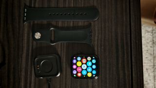 Smart Watch negro, con cargador incluido.