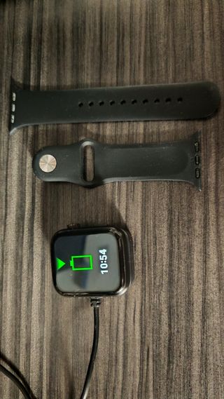 Smart Watch negro, con cargador incluido.