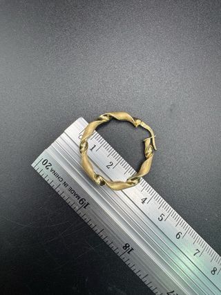 011-04-00308 PAR DE ARGOLLAS RIZADAS ORO 18K