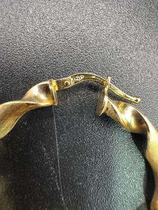 011-04-00308 PAR DE ARGOLLAS RIZADAS ORO 18K
