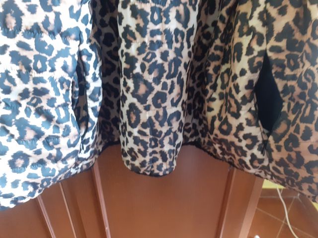 Giacca ecopelliccia nera con cappuccio