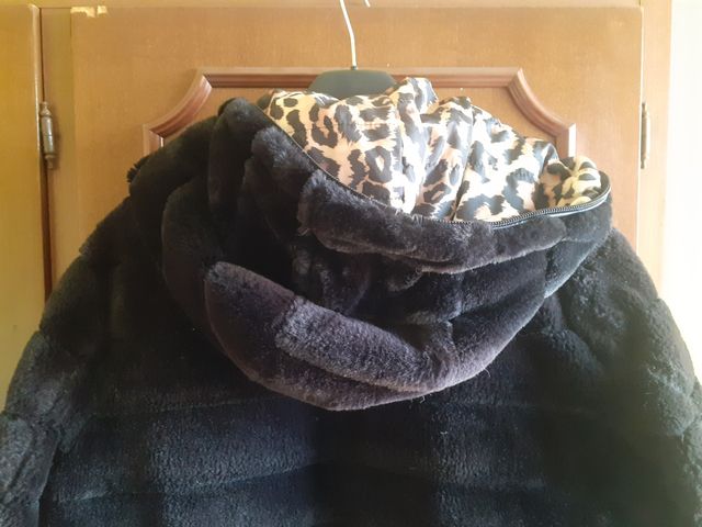 Giacca ecopelliccia nera con cappuccio