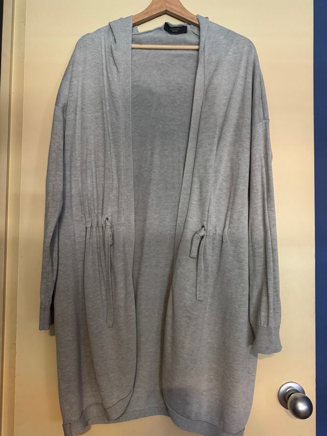 Chaqueta gris larga con capucha