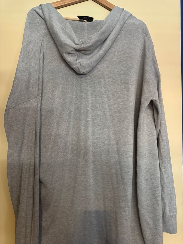 Chaqueta gris larga con capucha