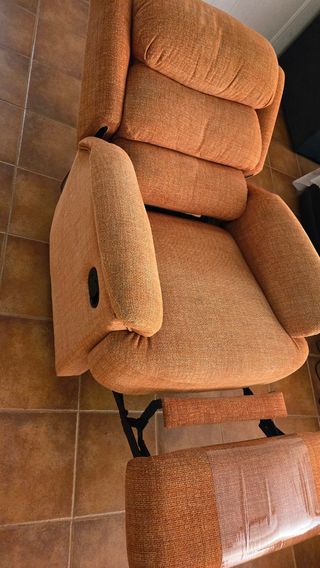 Sillón reclinable marrón anaranjado